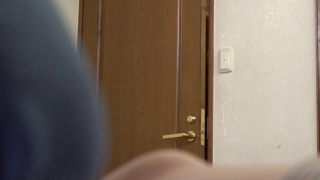 Fuyue Kotone takes a facial from a BBC and forgets to clean up her face...